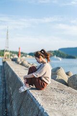 海を散策する女性