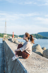 海を散策する女性