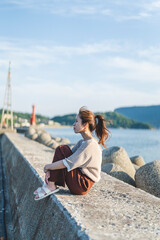 海を散策する女性