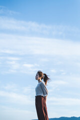 海を散策する女性