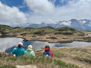 Fototapeta na wymiar Wanderer /Familie macht Pause auf der Riederalp im Wallis - Bergwelt Aletschgletscher - im Wallis, Schweizer Berge