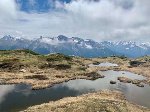 Riederalp im Wallis - mit Bergsee und Walliser Berge / Alpen schneebedeckt