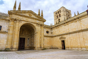 Fototapeta premium Entrance door of the cathedral of Zamora with its high medieval tower.