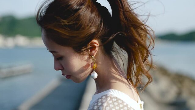 海辺を散策する女性