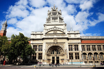 Outside view of Victoria and Albert Museum over blue sky. - 508783517