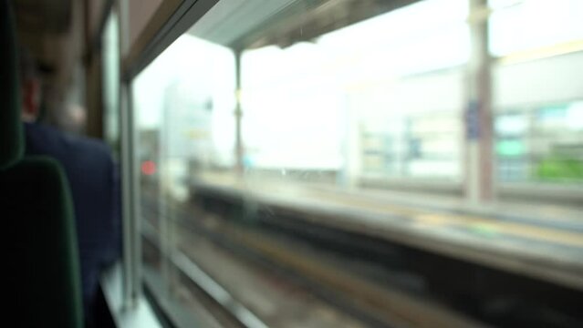 電車の窓と線路 スローモーション