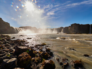 Cascada y rio Godafoss  en Islandia con abundante agua