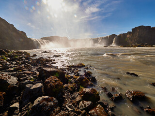 Cascada y rio Godafoss  en Islandia con abundante agua
