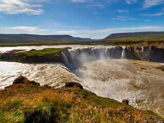 Cascada y rio Godafoss  en Islandia con abundante agua