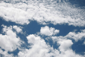 Obraz premium Clouds on the blue sky nature with space background wallpaper