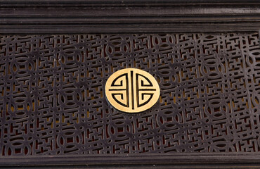 Wood carving and gilding are delicate and exquisite handicrafts by the craftsmen of the Fine Arts Department. It is antique, retro and vintage.