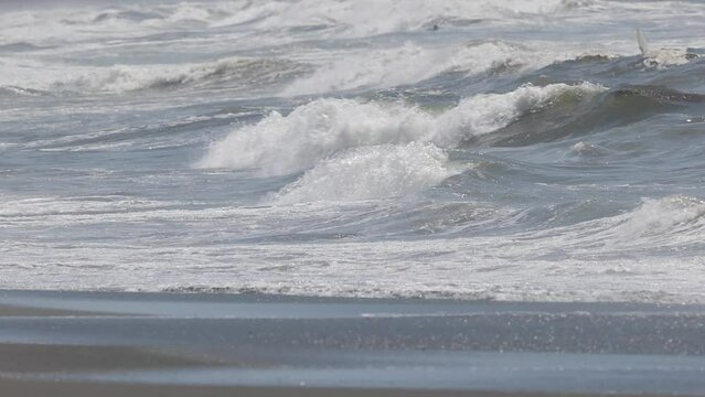 荒れた海で波のスローモーション