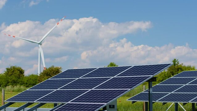 Odnawialne żru&oacute;ła energii panele słoneczne oraz turbina powietrzna wiatrak