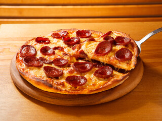 Sucuk Pizza auf dem Holzplatte