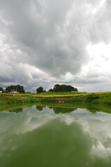 池に映る田舎の風景
