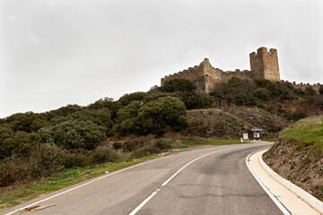 Fototapeta na wymiar Paisaje con castillo de Cornatel, León.