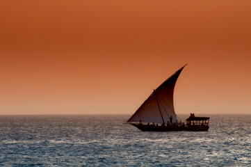 Naklejka premium Sailboat at sunset