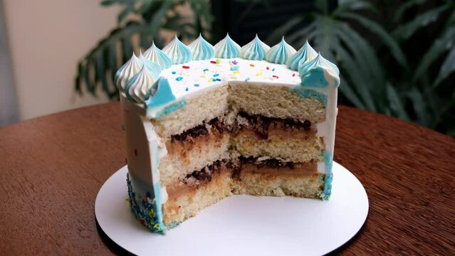 Sliced vanilla cake with dulce de leche filling and crunchy walnuts.