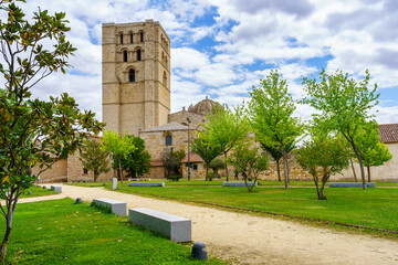 Old Romanesque cathedral of the city of Zamora and park in front of the monument.