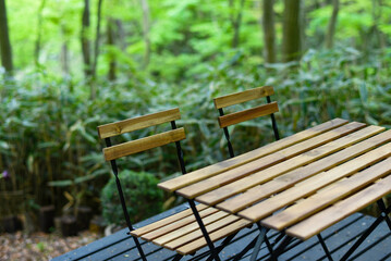 静かな森にある木製のテーブルとイス
