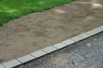 Fototapeta premium Baustelle mit Pflaster aus Beton oder Naturstein in einem Band