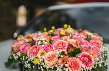 Obraz na płótnie Canvas Hochzeitsblumen auf Autofront