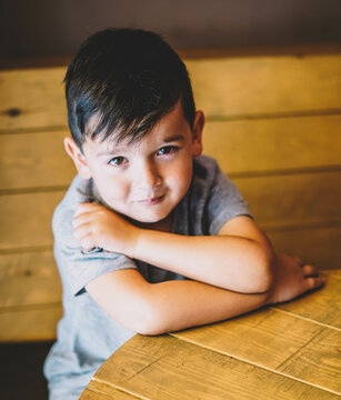Niño pequeño sentado en una cafeteria