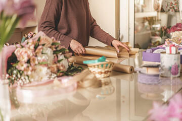 woman's hands making bouquet of flowers
