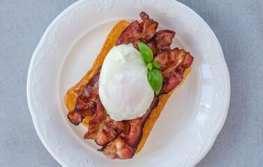 Sandwich with poached egg and bacon