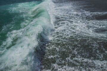 波が砕ける瞬間