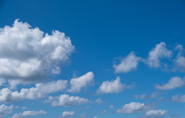 Naklejka na ściany i meble blue sky and white puffy clouds 