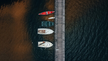 Vista aérea desde un dron, de un embarcadero con barcos de colores.
