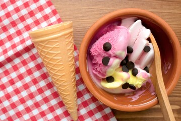 cream with strawberries