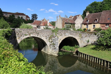 Fototapeta na wymiar Le pont des Minimes sur la rivière Armance, village de Semur en Auxois, département de la Côte d'Or, France