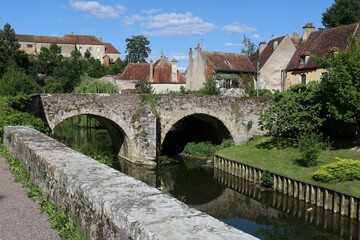 Fototapeta na wymiar Le pont des Minimes sur la rivière Armance, village de Semur en Auxois, département de la Côte d'Or, France