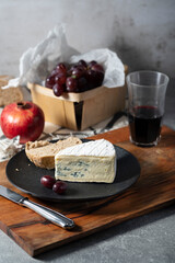 Blauschimmel Käse mit Trauben, Granatapfel und Scheibe Brot