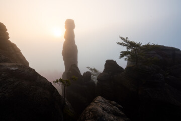 Sonnenaufgang an der Barbarine Pfaffenstein Sandstein Felsen in der Sächsischen Schweiz in Sachsen Deutschland