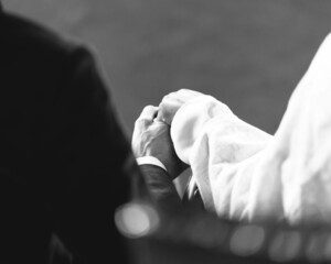 Main dans la main cérémonie de mariage