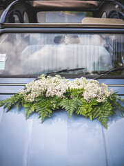 Décoration florale sur voiture de mariage 2cv