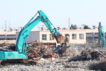 建物解体　ユンボと瓦礫と鉄くず