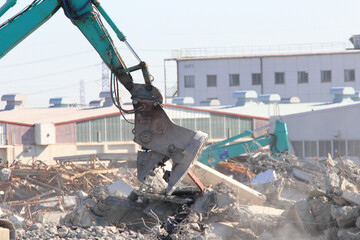 建物解体　ユンボと瓦礫と鉄くず