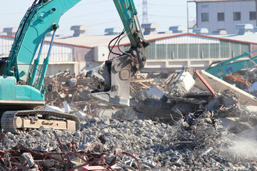 建物解体　ユンボと瓦礫と鉄くず