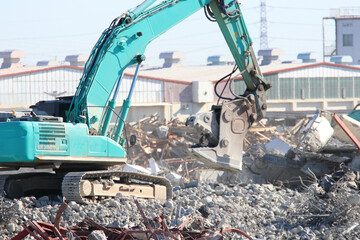 建物解体　ユンボと瓦礫と鉄くず