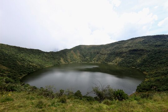 crater lake bisoke volcano in Ruanda 