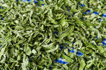 drying mint to add flavor to dishes, dried mint from spice varieties,