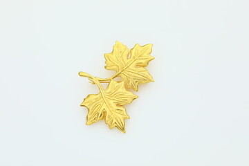Two gold tone textured Maple leaves brooch pin vintage costume jewelry fashion accessory - obrazy, fototapety, plakaty