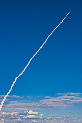 Missile launch from Cape Canaveral viewed from Cocoa Beach, Florida - obrazy, fototapety, plakaty