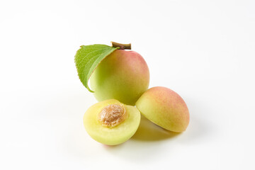 梅の実を白背景で