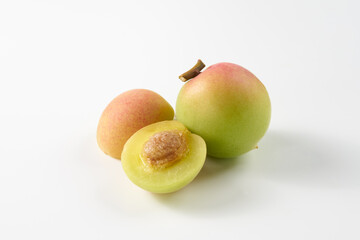 梅の実を白背景で