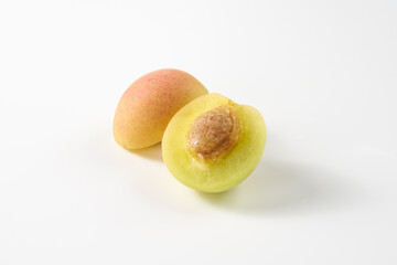 梅の実を白背景で